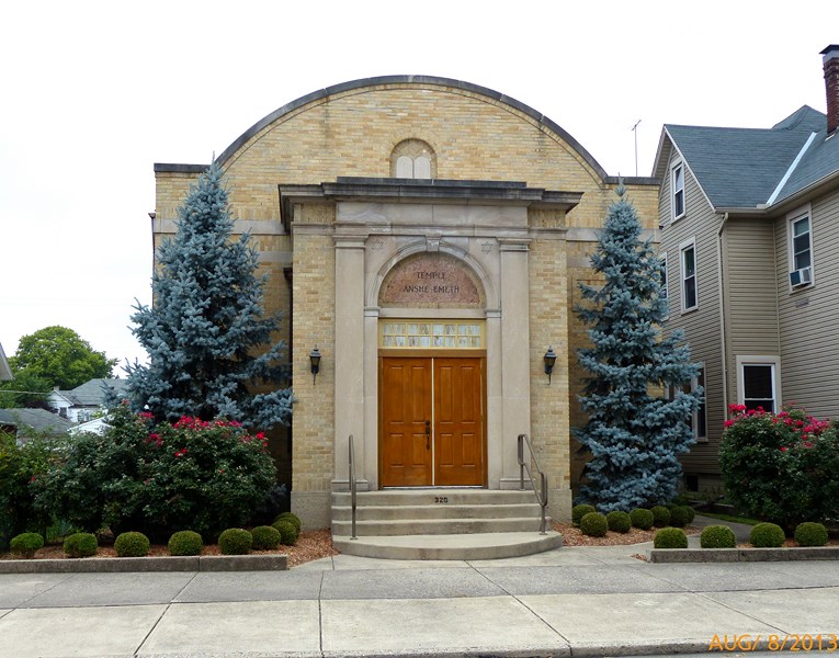 Temple Anshe Emeth Front with Roses